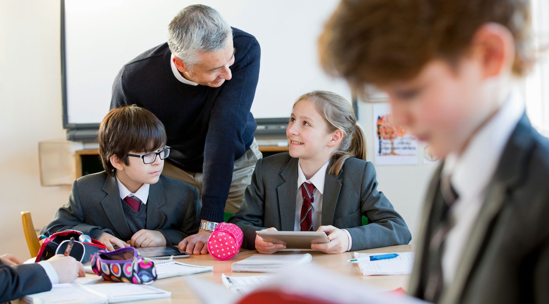 footer-image-teacher-with-students